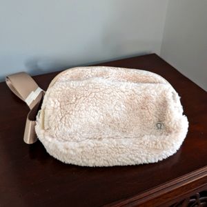 Never worn Lululemon Everywhere Fleece Belt   Bag Natural Ivory